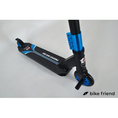 Самокат Maraton Prospect черно-синий Самокат Maraton Prospect черно-синий